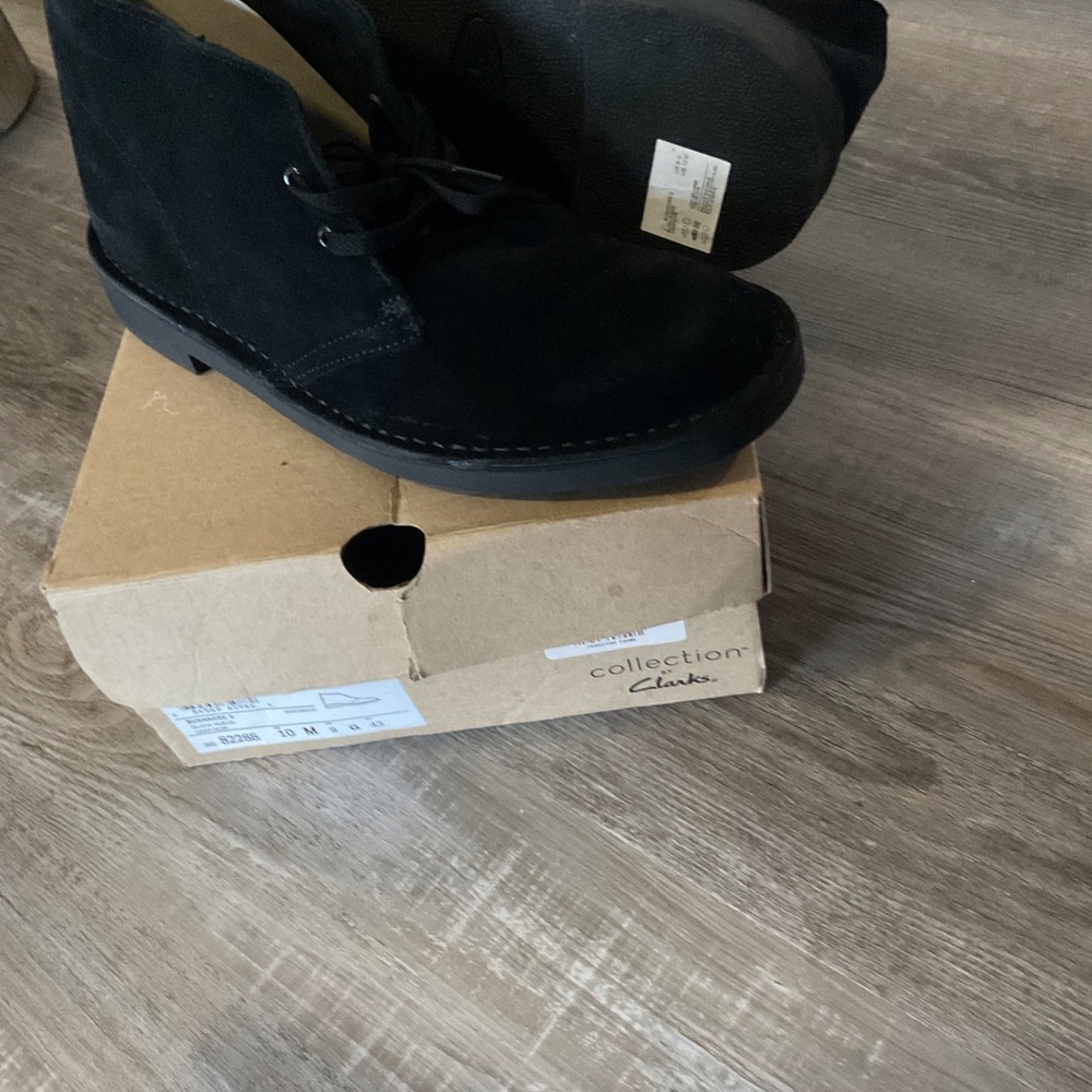 *Brand New* Clarks Men's Black Suede Desert Boots Size 10M